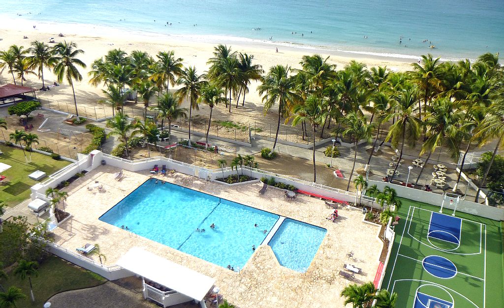 Pool area and basketball court in Marbella del Caribe