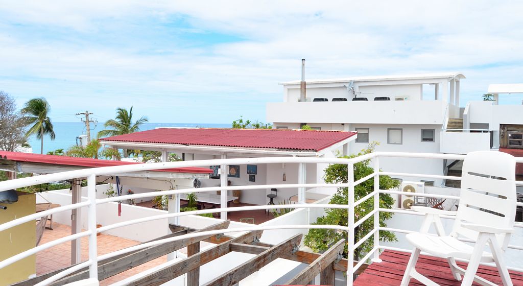 Upper deck with views to the beach