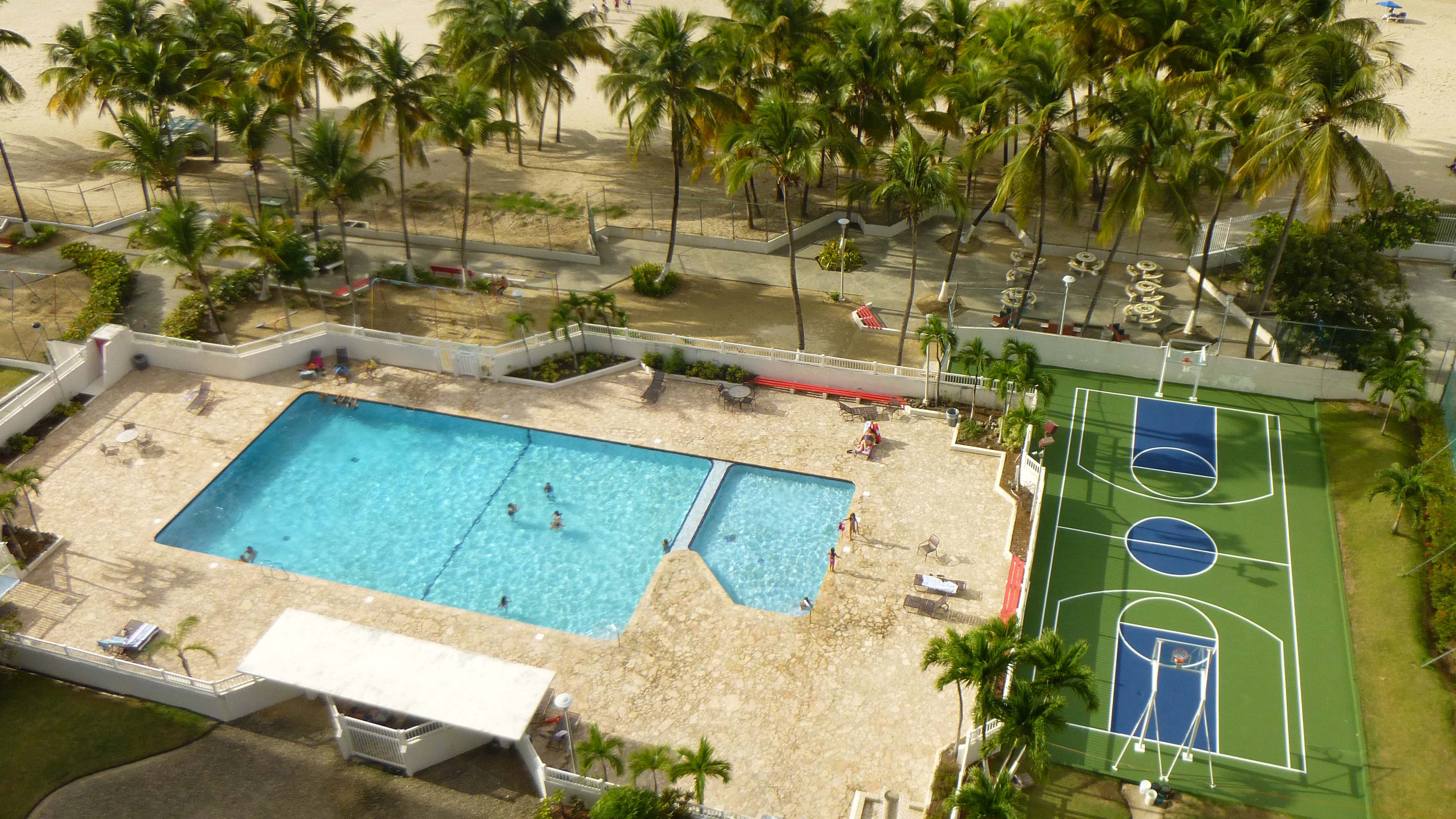 Pool area and basketball court at Marbella del Caribe