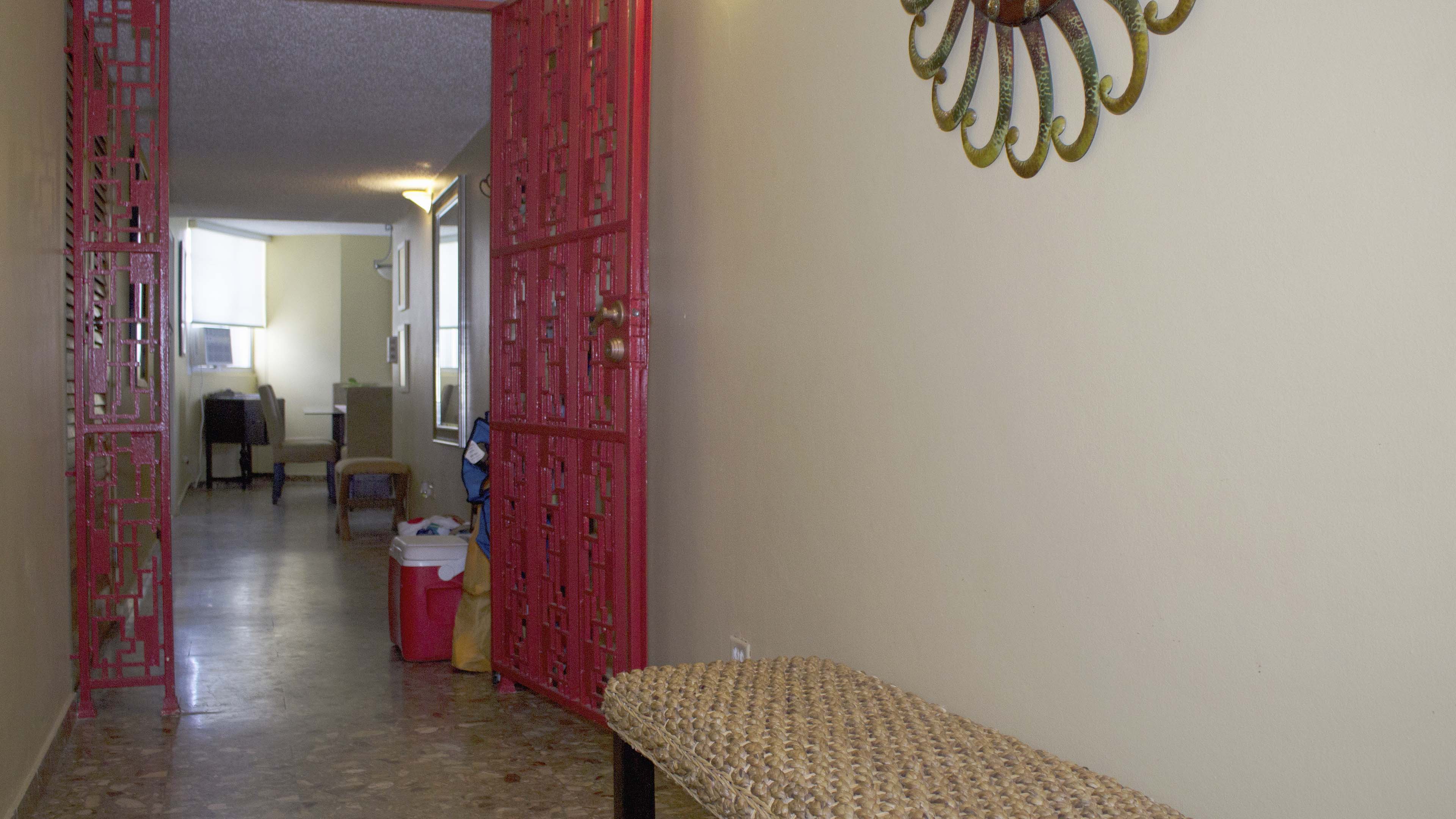 Elegant entrance, with beach towels and beach chairs ready 